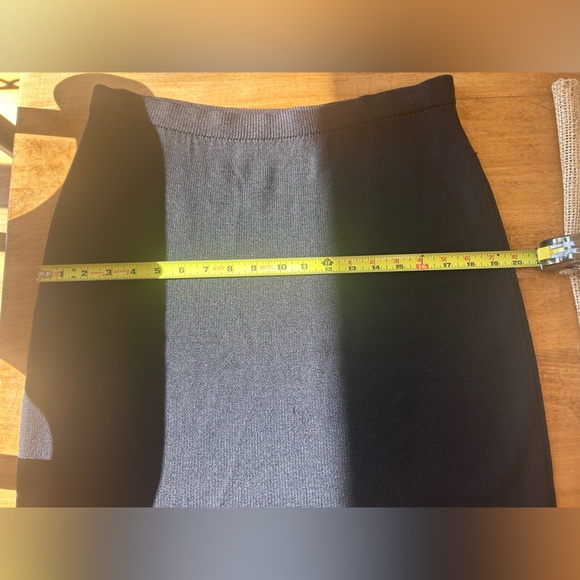 St John Basics Black Boucle Knit Mini Skirt. Size 10 - Picture 8 of 10